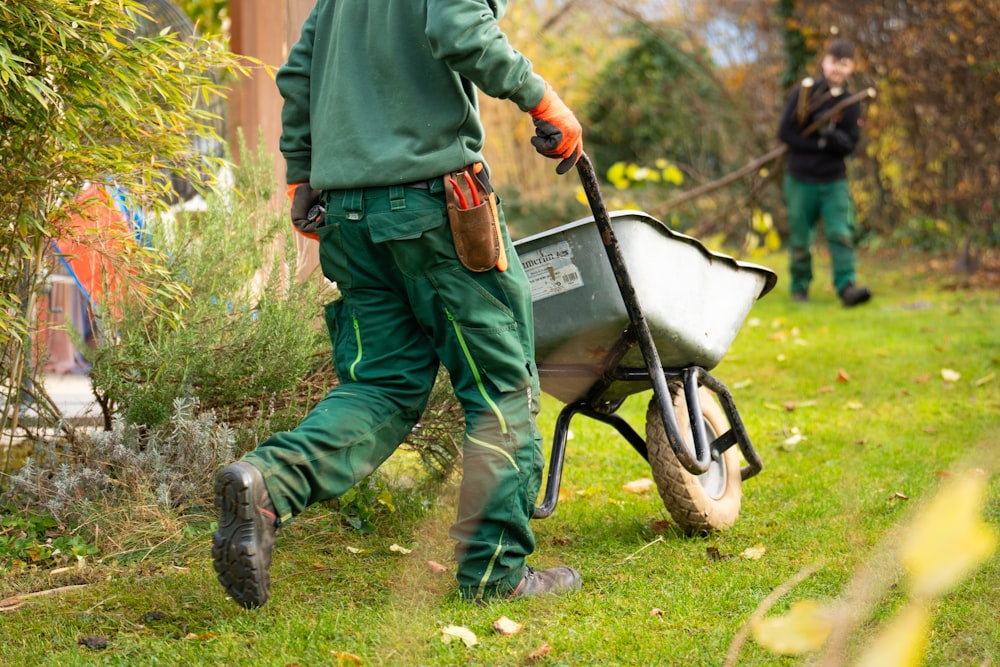Jardinier de La Boîte Verte en tenue de protection sur un chantier